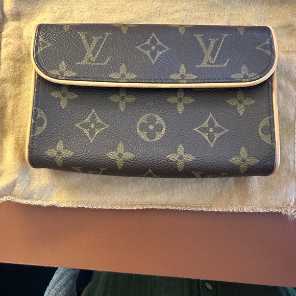 Louis Vuitton Monogram 'Florentine' Belt Bag - Picture 5 of 10
